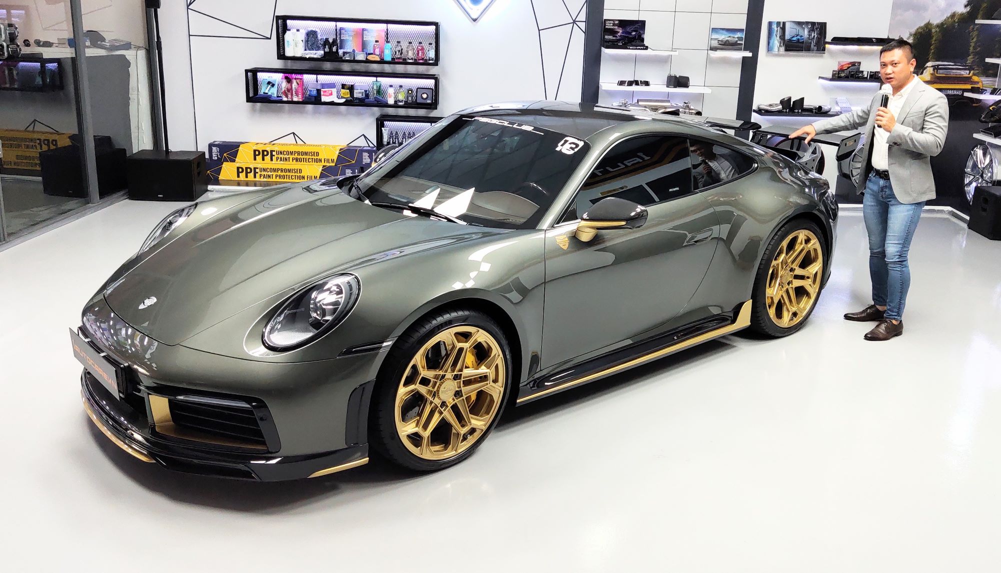 Màu sơn custom của Porsche 911 độ làm nổi bật mọi đường nét của chiếc xe, thu hút mọi ánh nhìn trên phố.